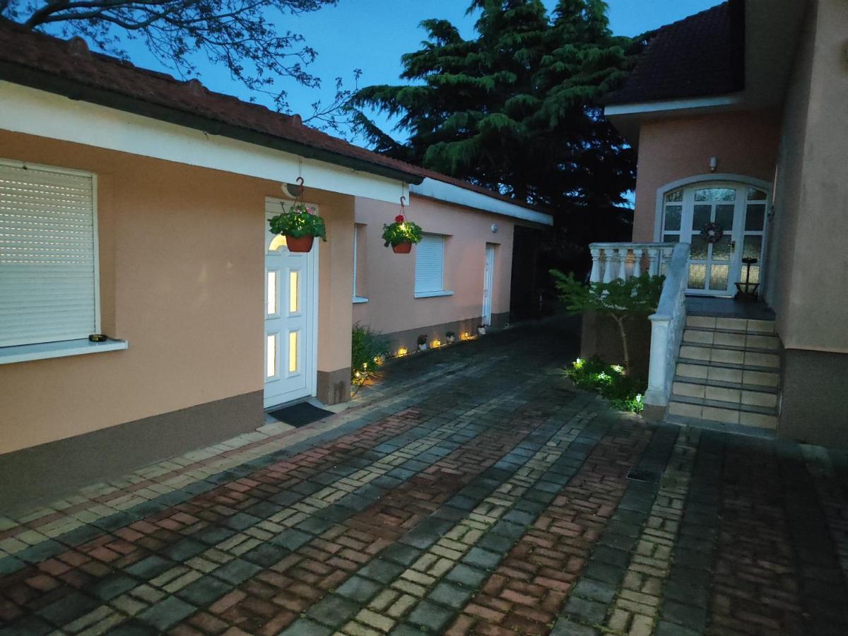 Ferienwohnung Domov Carlotka Pressburg Exterior foto